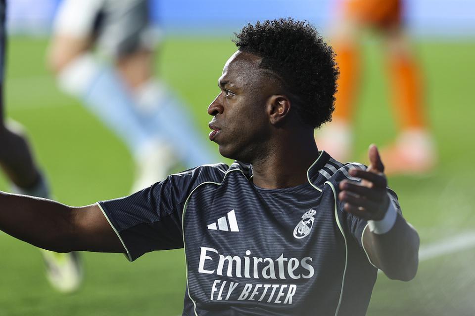 leyu机构-不顾皇马输赢只想炫技 1.5亿巨星彩虹过人却出糗 遭球迷狂嘘+哄笑